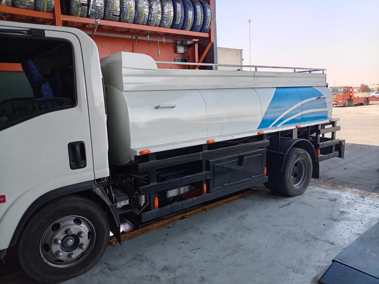 وايت ماء بالدمام — صهريج مياه شرب بشعار الشركة